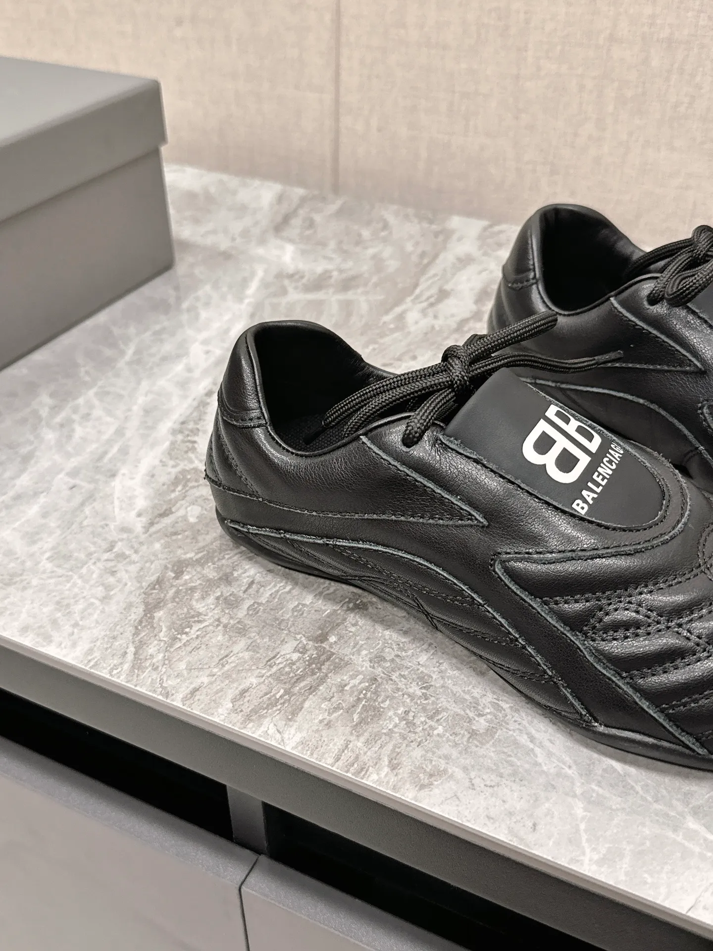 💰560 Balenciaga plaid baseball shoes casual shoes. Original purchase, development and production. Balenciaga's latest hidden tennis shoes with soft rhombus pattern. Soft calfskin matching and classic double logo are full of retro feel. It is the most versatile black and white color. This year, a casual shoe for girls. The sole design is super soft. Comes with exquisite packaging at the counter. 🛍📦 ▪️ Fabric: Original customized calfskin plaid ▪️ Lining: Imported custom cowhide lining ▪️ Sole: Original molded rubber outsole ▪️ Size: Women's 35-40
